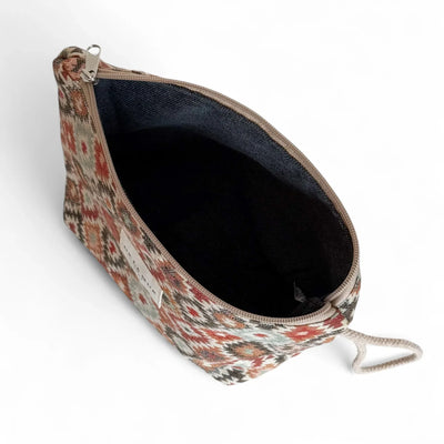 Große Beauty Bag aus Jacquard mit Boho-Muster in Rot-, Grün- und Beigetönen von DE LA MUR – handgefertigte Kosmetiktasche für Pflegeprodukte oder Reisen.