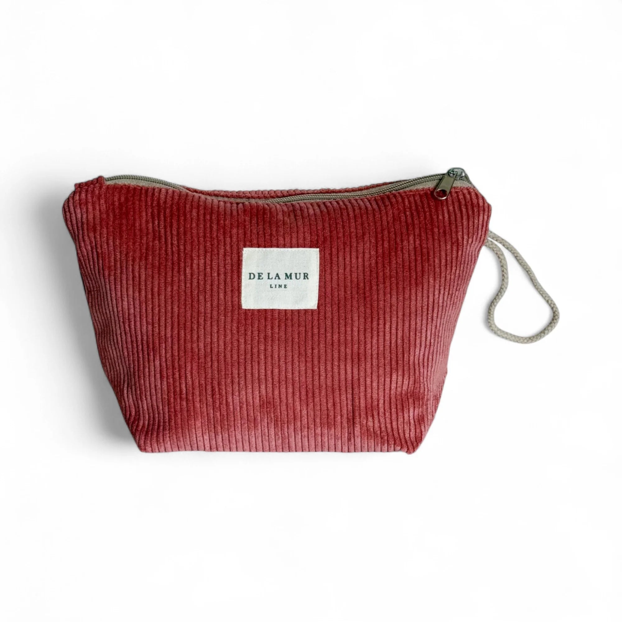 Große Beauty Bag von DE LA MUR aus koraalfarbenem Cordstoff mit feiner Rippenstruktur. Handgefertigte Kosmetiktasche zur Aufbewahrung von Pflegeprodukten, Make-up oder Schmuck – praktisches Accessoire für Reisen und Alltag.