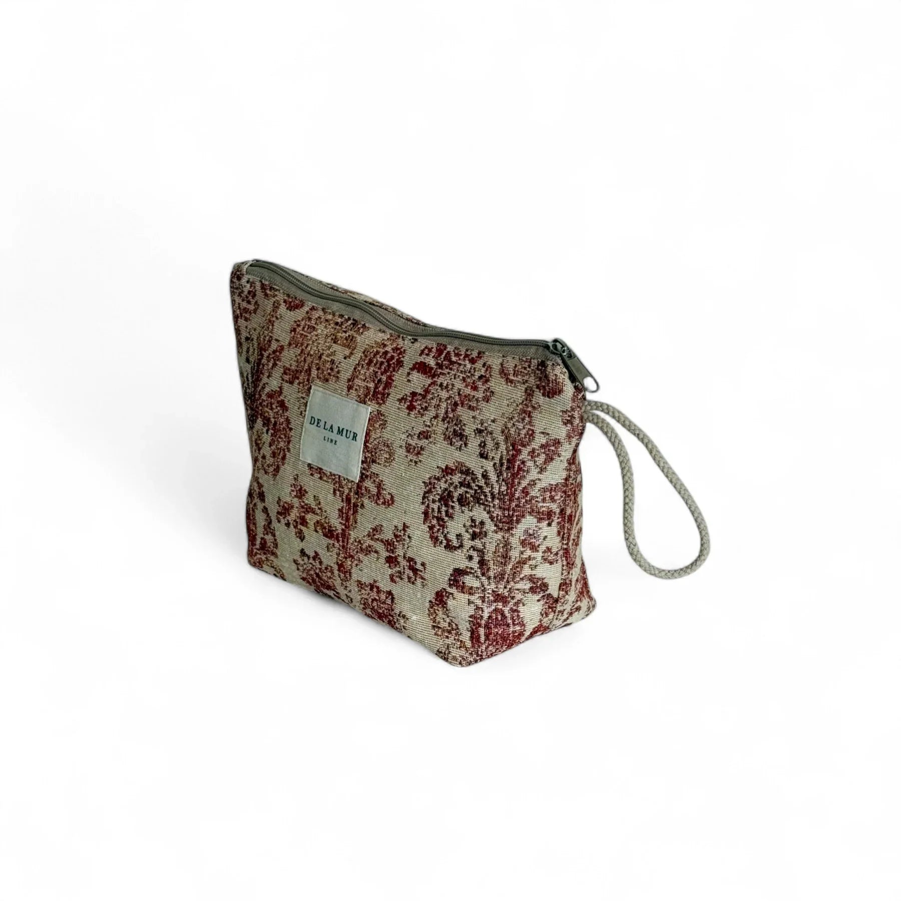 Handgefertigte Beauty Bag von DE LA MUR mit mediterranem Jacquardmuster in warmen Terrakotta-Tönen – stilvolle Schminktasche für Alltag und Reisen.