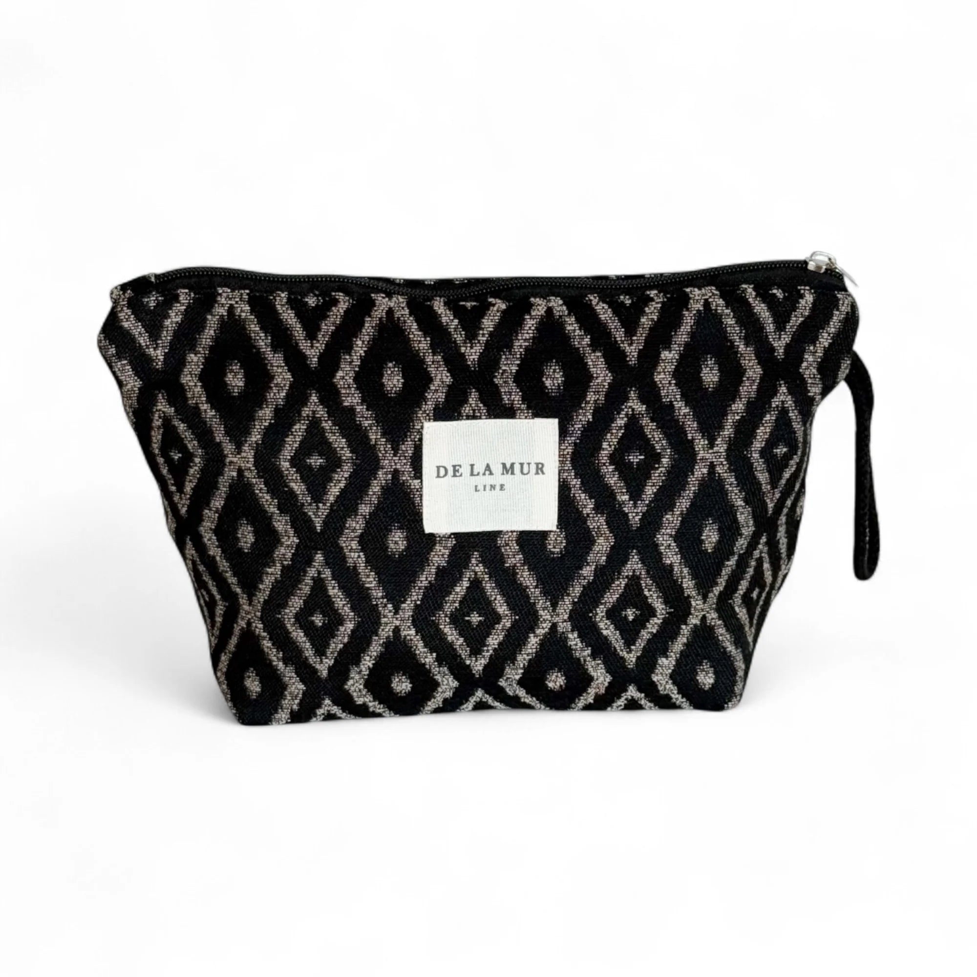 Große Beauty Bag von DE LA MUR aus dickem Jacquardstoff mit beigem Rautenmuster auf schwarzem Hintergrund. Handgefertigte Kosmetiktasche zur Aufbewahrung von Pflegeprodukten, Make-up oder Schmuck – elegantes Accessoire für Alltag und Reisen.