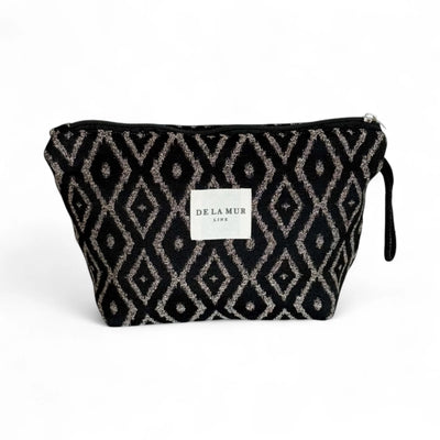 Große Beauty Bag von DE LA MUR aus dickem Jacquardstoff mit beigem Rautenmuster auf schwarzem Hintergrund. Handgefertigte Kosmetiktasche zur Aufbewahrung von Pflegeprodukten, Make-up oder Schmuck – elegantes Accessoire für Alltag und Reisen.