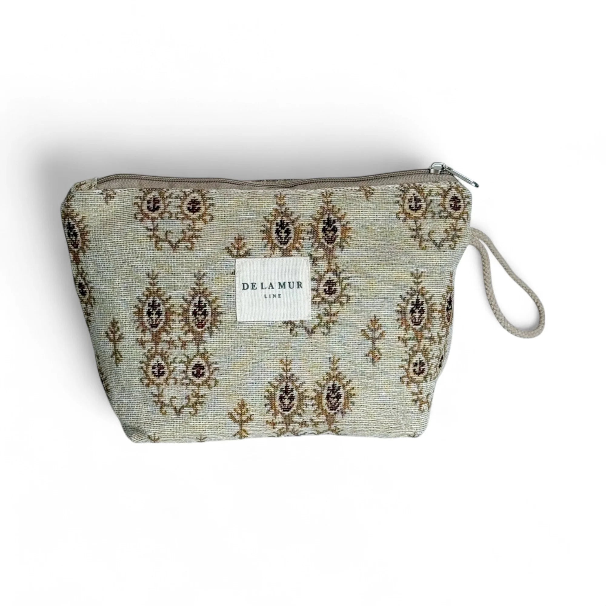 Große Beauty Bag von DE LA MUR aus beigem Jacquardstoff mit klassischem Ornamentmuster und seitlicher Kordelschlaufe. Handgefertigte Kosmetiktasche zur Aufbewahrung von Pflegeprodukten, Make-up oder Schmuck – stilvolles Accessoire für Reisen und den Alltag.