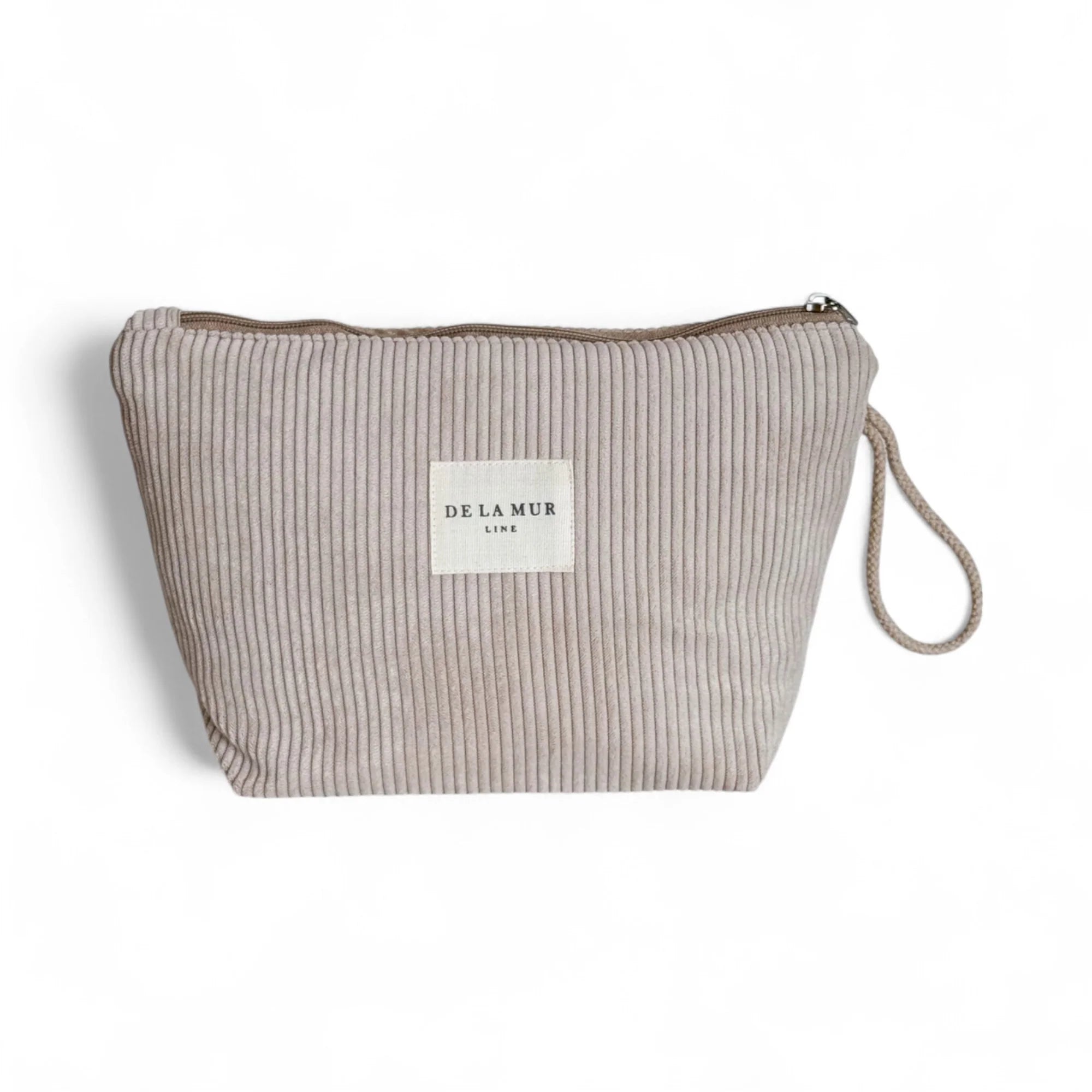 Große rechteckige Beauty Bag von DE LA MUR aus beigem Cordstoff mit Rippenstruktur, Reißverschluss oben und seitlicher Kordelschlaufe. Handgefertigte Kosmetiktasche zur Aufbewahrung von Pflegeprodukten, Make-up oder Schmuck, ideal für Reisen.