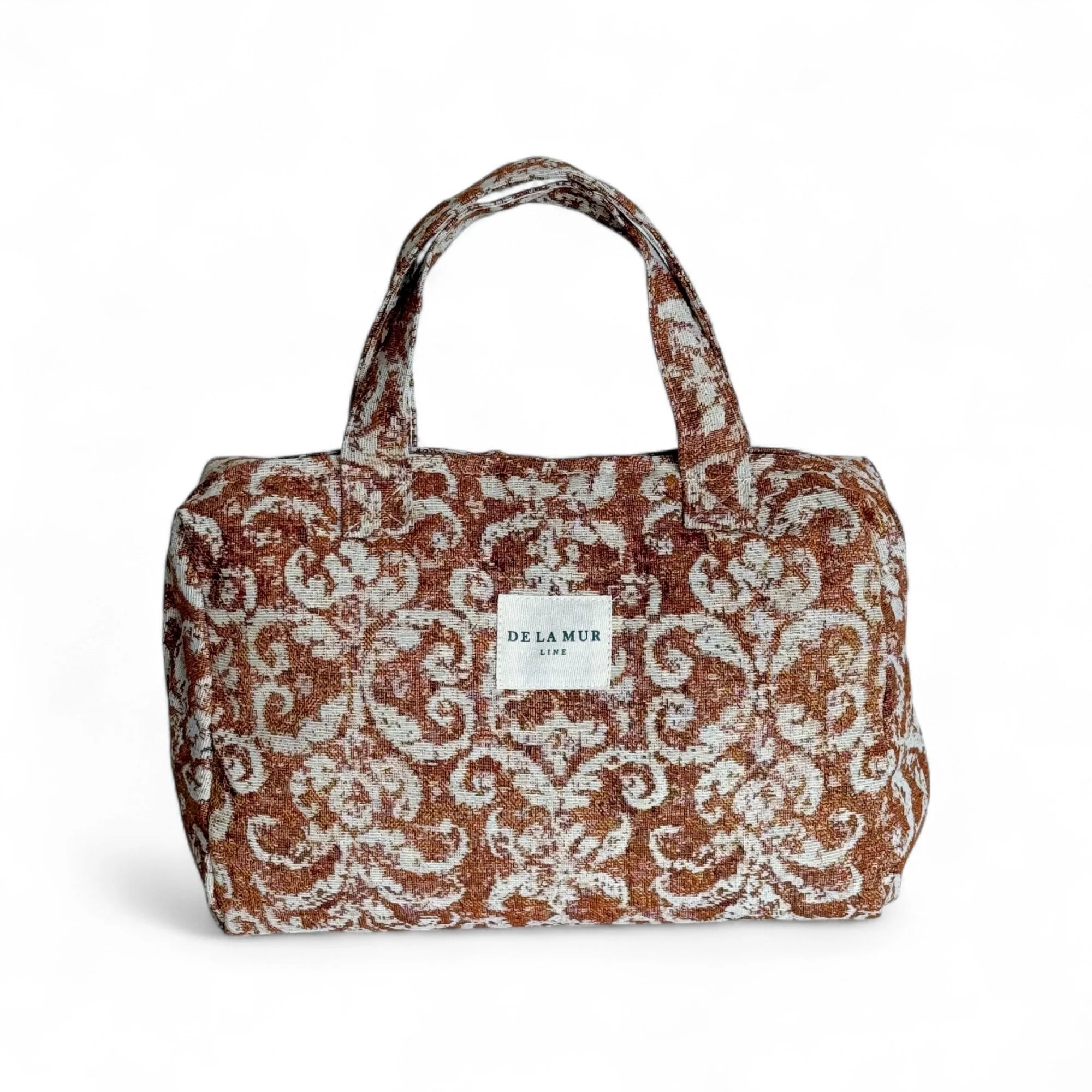 Hochwertige Beauty Bag XL aus Jacquard in Rostbraun mit Ornamentmuster von DE LA MUR – handgefertigt in Barcelona, stilvolle Kulturtasche für Reisen und Alltag.