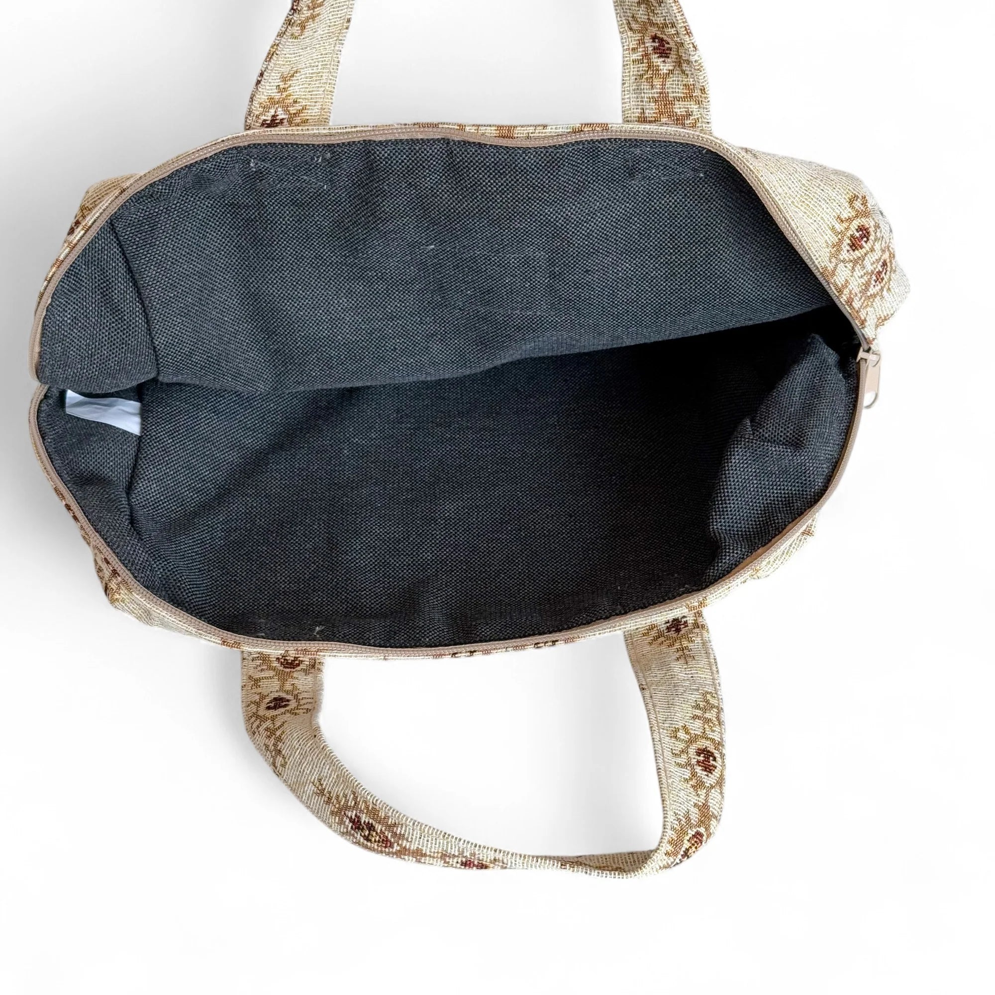 Edle DE LA MUR Beauty Bag XL im mediterranen Stil – aus beigem Jacquard mit feinen Ornamenten handgefertigt. Ein stilvoller Begleiter für Beauty, Reisen & Alltag.