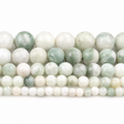 Jade Perlen in verschiedenen Größen von 4 bis 12 mm aus Naturstein in Weiß und zartem Grün für DIY-Schmuck.