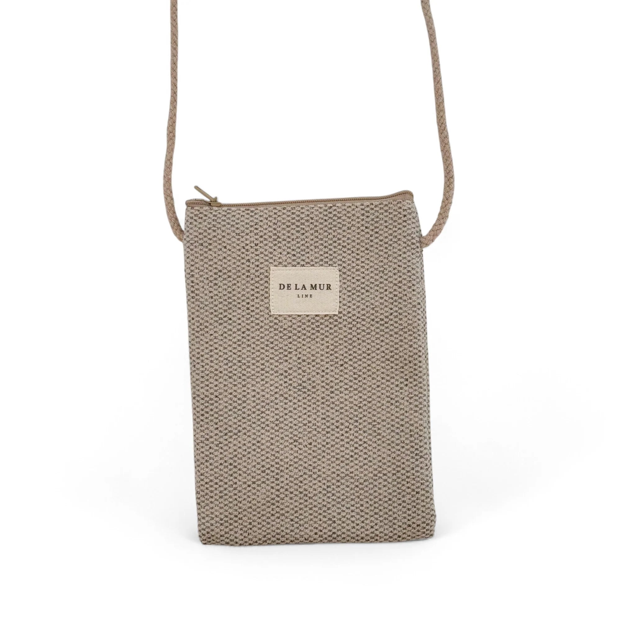 DE LA MUR Handytasche aus strukturiertem beige-grauem Stoff mit Trageriemen und Reißverschluss. Handgefertigt in Barcelona – stilvolles Accessoire für den Alltag.