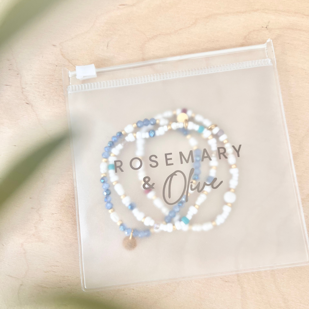 Transparenter wasserfester Reisebeutel mit Perlenarmbändern im Inneren, ideal zur sicheren Aufbewahrung von Schmuck vor Feuchtigkeit und Sand im Urlaub oder Alltag