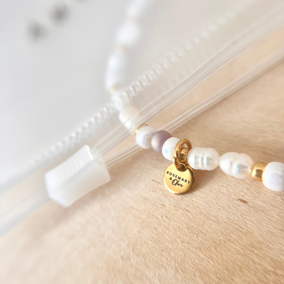 Wasserfester transparenter Aufbewahrungsbeutel mit Reißverschluss, Nahaufnahme mit Perlenarmband und goldenem Anhänger, geeignet für Schmuckaufbewahrung auf Reisen oder am Strand