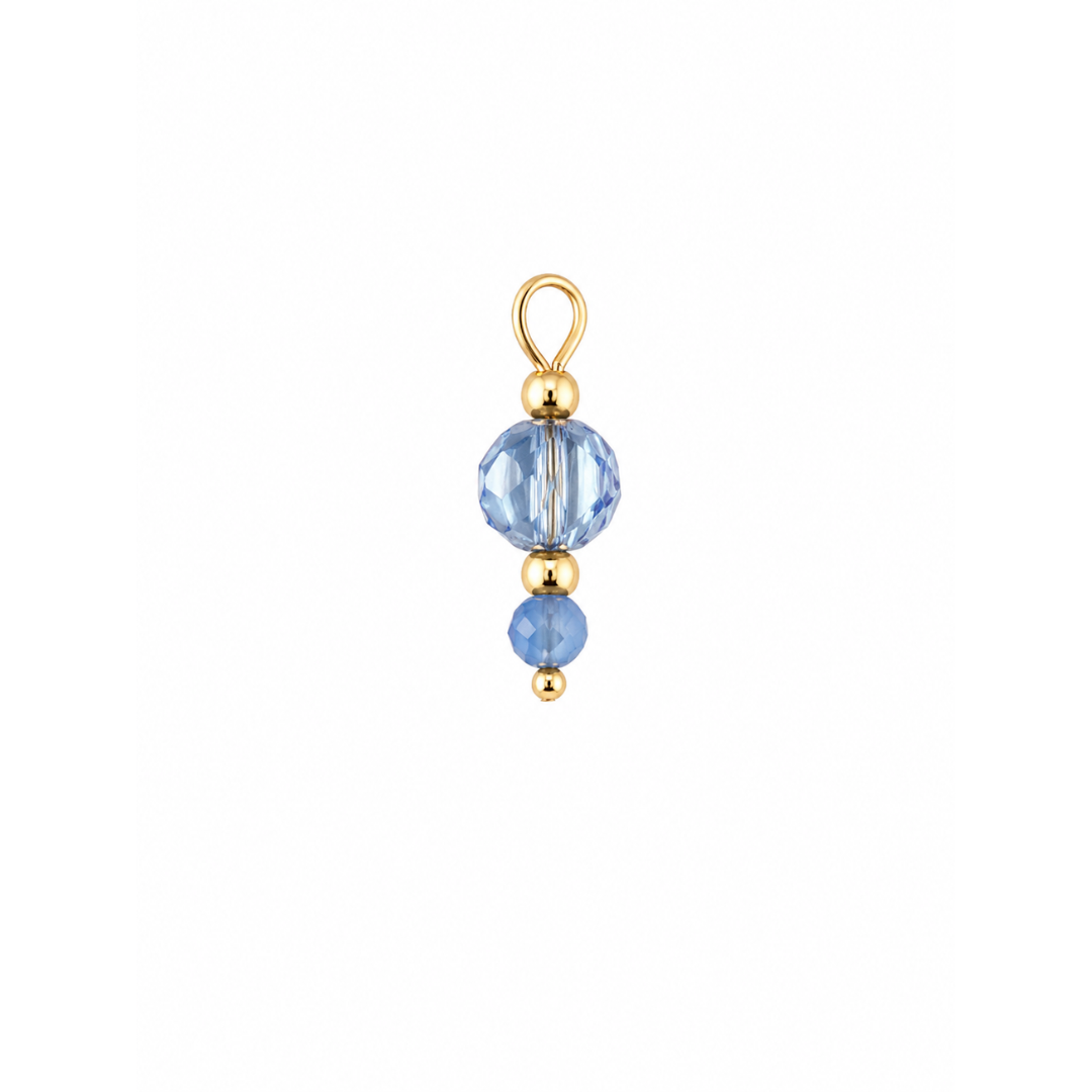 Mix & Match Ohrring Anhänger mit blauen facettierten Glasperlen und goldenen Edelstahlelementen auf hellem Hintergrund