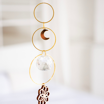Boho Sonnenfänger mit Kristall und Holzblume – Handgefertigtes Design mit goldenen Elementen und Mond-Anhänger für spirituelle Fensterdekoration